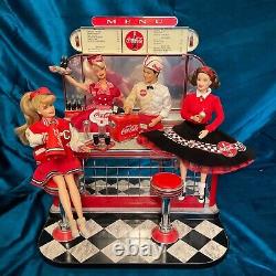 BARBIE Collector ED Coca-Cola Soda Fountain & 4 DOLLS ACCESSUSED 4 DISPLAY ONLY