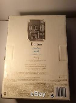 Barbie SilkStone Fashion Model Vanity, Mint