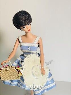 RARE! VINTAGE BRUNETTE 1961 BUBBLECUT BARBIE Doll with Mint Suburban Shopper Outfit