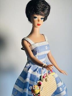 RARE! VINTAGE BRUNETTE 1961 BUBBLECUT BARBIE Doll with Mint Suburban Shopper Outfit