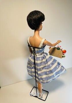 RARE! VINTAGE BRUNETTE 1961 BUBBLECUT BARBIE Doll with Mint Suburban Shopper Outfit