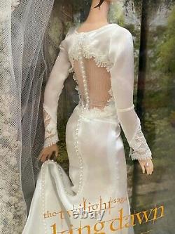 Twilight Breaking Dawn Part 1 Barbie Bella Edward Collector's Wedding Flower Set