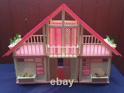 VINTAGE 1985 AUTHENTIC BARBIE DREAM HOUSE PINK WHITE Some Furniture COLLECTIBLE