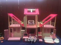 VINTAGE 1985 AUTHENTIC BARBIE DREAM HOUSE PINK WHITE Some Furniture COLLECTIBLE