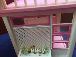 VINTAGE 1985 AUTHENTIC BARBIE DREAM HOUSE PINK WHITE Some Furniture COLLECTIBLE