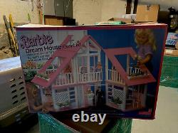 VINTAGE BARBIE DREAMHOUSE 1978 MATTEL FURNISHED! Mint IN BOX